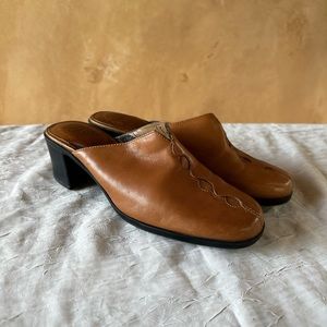 *As-is* Clarks Mule Women’s 7.5 M Tan Leather Clogs Slip On Shoes 2" Heel